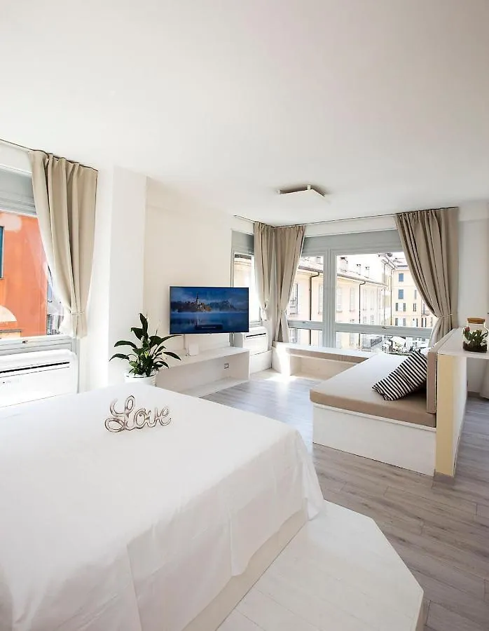 Downtown Como-Luxury Suites Apartment