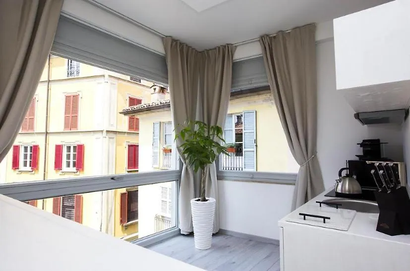 Downtown Como-Luxury Suites Apartment
