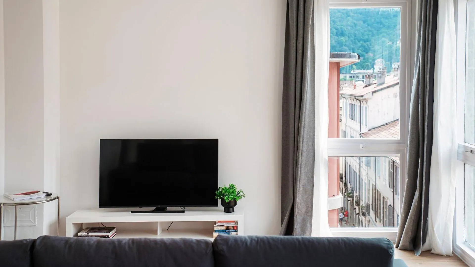 Downtown Como-Luxury Suites Italy