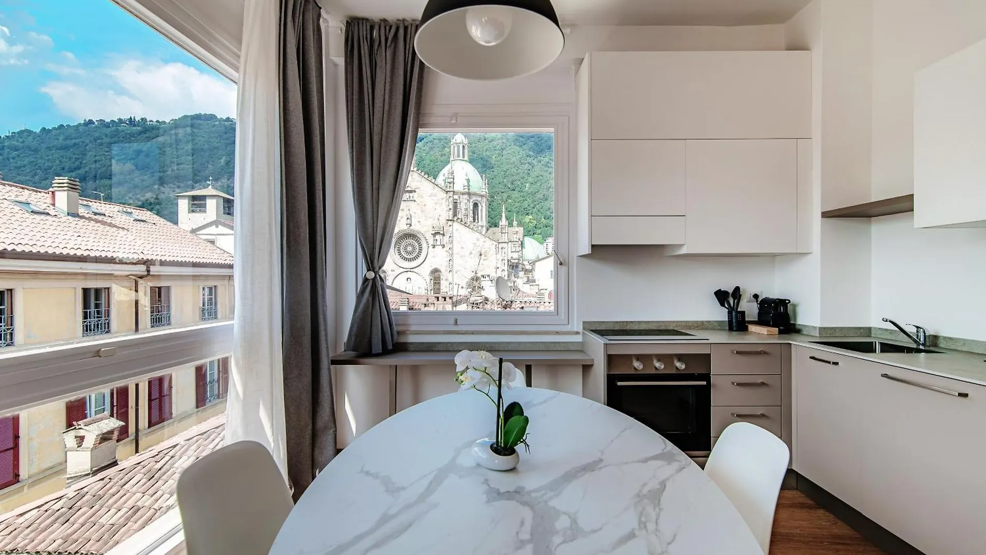 Downtown Como-Luxury Suites Apartment